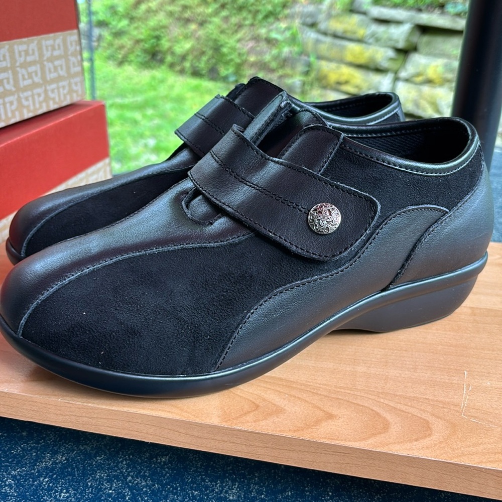 DIANA STRAP BY Propet black leather size 9 EXTRA WIDE. new. Very wide